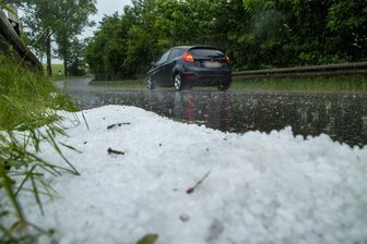 Regnet es heute in Zwickau öfter als früher? - Anfang Juni gab es bereits heftige Unwetter in Sachsen. Unter anderem hagelte es in Lichtenstein. Jetzt wechseln sich Hitze und Sturm ständig ab.