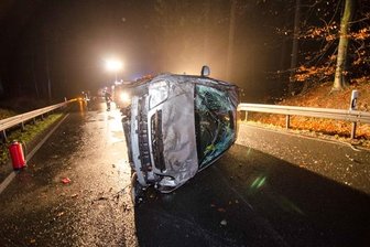 Reh auf der Fahrbahn: Frau überschlägt sich bei Ausweichmanöver -