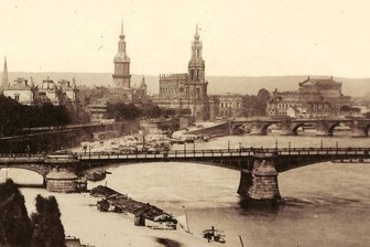 „Reich verziert, architektonisch geschmackvoll“: Wie stehen die Chancen für neue Carolabrücke nach historischem Vorbild? - Mit Sand verkleidete Betonträger, verbunden durch eiserne Auflagen: Eine alte Postkarte zeigt, wie sich die historische Carolabrücke ins barocke Stadtensemble von Dresden einfügte.