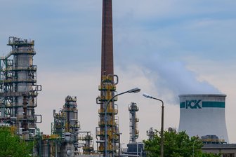 Reiche: Bund verlängert Garantie für Raffinerie Schwedt - Der Bund verlängert die Beschäftigungsgarantie für die Raffinerie in Schwedt um ein halbes Jahr.