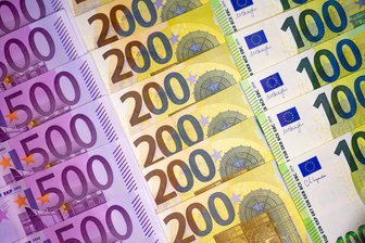 Reiche in Sachsen: Hier leben die Einkommensmillionäre - „Money, Money, Money“: Hunderte reiche Sachsen müssen sich jedes Jahr wenig Sorgen ums Einkommen machen. (Symbolbild)