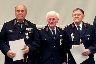 Reichenbach: 24 Frauen und Männer für Jubiläum in der Feuerwehr geehrt - 60 Jahre Mitglied in der Feuerwehr: Manfred Sorger, Claus Wutzler und Hilmar Korndörfer.
