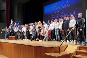 Reichenbach: 46 frisch gebackene Gesellen im coolsten Job der Welt - Abschlussbild nach der feierlichen Übergabe der Gesellenbriefe auf der Bühne im Neuberinhaus Reichenbach. 44 junge Männer und zwei Frauen haben erfolgreich ihre Ausbildung zum Mechatroniker für Kältetechnik abgeschlossen.