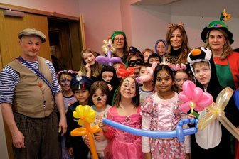 Reichenbach: 500 Kinder feiern Fasching im Neuberinhaus - Jens Bühring (links) vom Chaos-Kinder-Zirkus formte Luftballon-Figuren für Hortkinder der Kita „Wichtelhausen“.