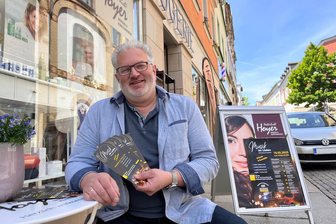 Reichenbach: Acht Geschäfte werden zu coolen Partylocations - Norbert Hoyer ist mit seiner Drogerie in der Zenkergasse bei „Musik im Laden“ dabei.