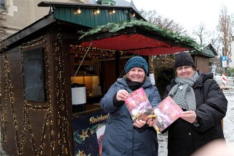 Reichenbach: Adventsmarkt bietet jeden Abend Kultur - Jacqueline Löw (l.) und Cornelia Butz an der Gewerbevereinsbude. Dort gibt es auch den Heimatkalender 2024.