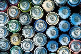 Reichenbach: Alter Golf soll mit Graffiti verziert werden - Spraydosen für eine Graffiti-Aktion. In Reichenbach soll ein alter VW Golf verziert werden.