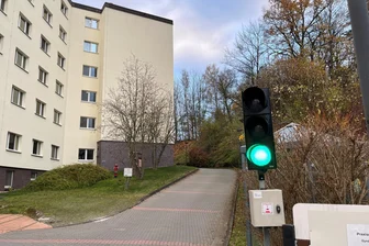 Reichenbach: Ampel entschärft Engstelle an Zufahrt zu Pflegeheim und MVZ - Mit dieser temporären Ampel wird der Verkehr jetzt sicher am einstigen Bettenhaus vorbeigeleitet.
