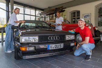 Reichenbach: Audi-Legende zieht in Pavillon an der einstigen Horch-Fabrik ein - Riccardo Löffler (r.) und seine Schwester Patricia Löffler-Göbel polieren das Audi Quattro Sportcoupé, Baujahr 1989, das es auf 220 PS bringt, auf Hochglanz. Hans-Werner Schmiedl (Mitte) freut sich über die neue Leihgabe für den Pavillon an der einstigen Horch-Fabrik.
