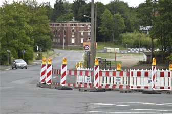 Reichenbach: Ausbau der Cunsdorfer Straße startet Ende Juli am Friesenbach - Zwischen dem Friesenbach und der Einmündung Agnes-Löscher-Straße (vorn) soll Ende Juli der Ausbau der Cunsdorfer Straße starten. Aktuell stehen dort noch Absperrungen für den Bau der Regenwasserleitung am Oberen Volksfestplatz.