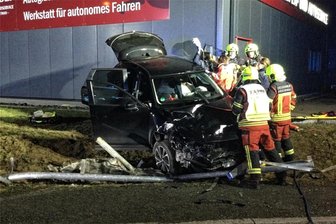 Reichenbach: Auto kracht in Hauswand - Der Wagen krachte in die Außenwand eines Gewerbegebäudes, die Feuerwehr musste den Fahrer befreien.