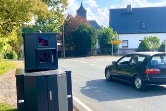 Reichenbach bei Großschirma: Wo das Blitzgerät „Gulaschkanone mit Mikrowellenaufbau“ seit über zwei Wochen steht - Der Blitzer mit dem Spitznamen Gulaschkanone mit Mikrowellenaufbau steht in Reichenbach.