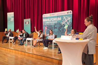 Reichenbach: Beim Wahlforum in Wahlkreis Vogtland 3 fehlen drei der neun Kandidaten - Wahlforum zur Landtagswahl in Sachsen im Neuberinhaus Reichenbach. Zu etlichen Fragen hatten die sechs anwesenden Kandidatinnen und Kandidaten durchaus abweichende Meinungen, wie sie mit Stimmkarten deutlich machten.