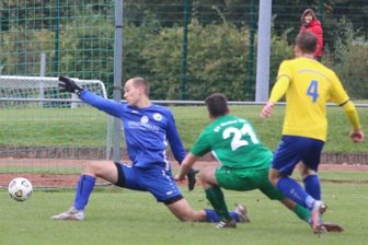 Reichenbach bremst Merkur aus - Das Unheil für Oelsnitz im Derby gegen den Reichenbacher FC nimmt seinen Lauf: Maurice Lange (Nummer 4) netzt zum 1:0 für den RFC ein. Max Löscher (Nummer 21) und Torhüter Toni Lohse können nichts machen.
