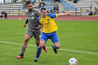 Reichenbach bricht den Heimspiel-Fluch - Reichenbachs bester Torschütze Maurice Lange (rechts) behauptet sich in dieser Szene gegen Mohammed El Quattasy.