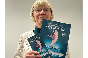 Reichenbach: Bus fährt zu fernöstlicher Show nach Leipzig - Heidemarie Stepanek aus Reichenbach rührt die Werbetrommel für Shen Yun in Leipzig.