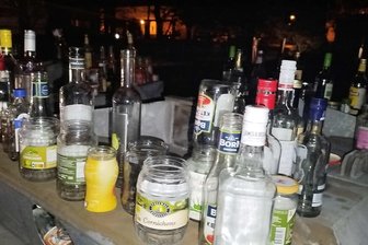 Reichenbach: Das „große Grauen“ an den Containerplätzen - Auf den überfüllten Glascontainern am Wasserturm stapeln sich wieder einmal Flaschen und Gläser. Das Grauen muss aufhören, meinten die Freien Wähler.