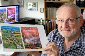 Reichenbach: Der Heimatkalender 2024 ist da - Wolfgang Viebahn mit dem Cover-Entwurf des Heimatkalenders für 2024.