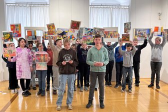 Reichenbach: Diese Schulgalerie macht Lust auf einen Besuch - Mädchen und Jungen der 5. Klasse widmeten sich zur Eröffnung der Schulgalerie in gereimter Form der Rolle der Farben in der Kunst.