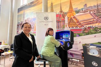 Reichenbach: Drei Premieren beim Besucher-Ansturm in der einstigen Klinik - Kittima Fritz (l.) eröffnet in der Empfangshalle ihre Thai Time Massage. Supranee Thierfelder probiert ein Händekühlgerät aus.