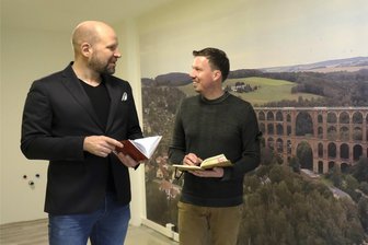 Reichenbach: Ehemaliges Klinik-Bettenhaus wird für Senioren-Wohnen fit gemacht - Pflegedienst-Geschäftsführer Stefan Mehlis (links) im Gespräch mit Klinik-Käufer Kilian Lange. Den neuen Aufenthaltsraum der Senioren-WG im 5. Stock des einstigen Bettenhauses ziert eine Wandtapete mit dem Bild der Göltzschtalbrücke.