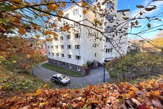 Reichenbach: Engstelle behindert Zufahrt zu Pflegeheim und MVZ - Durch diese Engstelle am einstigen Bettenhaus der Klinik führt während der Sperrung der B 94 in Reichenbach der Weg, wenn man zum Praxisnah-MVZ und zum Kursana-Pflegeheim gelangen möchte. Bei Gegenverkehr wird es haarig.