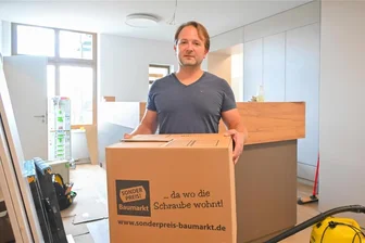 Reichenbach: Erste Ärzte ziehen im alten Finanzamt ein - Dr. Matthias Weber mit einer Umzugskiste. Er zieht mit seiner 2020 eröffneten Psychiatrischen Praxis aus der Weinholdstraße 24 an den Solbrigplatz um.