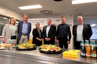 Reichenbach: Essensanbieter siedelt sich in einstiger Klinik an - Miriam Hoffmann und OB Henry Ruß beim Termin mit Vertretern des RWS Cateringservice: Assistentin Katharina Küchler, Geschäftsführer Felix Weiske, Regionalvertriebsleiter Andreas Werner und Bereichsleiter Ronny Müller (von links).