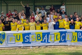 Reichenbach feiert überragende Saison - Der Reichenbacher FC jubelt hier gemeinsam mit seinen Fans über den Vizemeistertitel. Saisonübergreifend blieb die junge Mannschaft um Carlo Kästner 29-mal ungeschlagen, erreichte mit dem 10:0 sogar den höchsten Punktspielsieg einer Reichenbacher Bezirksligamannschaft seit 1965. Das Kopf-an-Kopf-Rennen um den Aufstieg verloren die Männer undenkbar knapp gegen Rapid Chemnitz. Nun blickt man euphorisch auf die nächste Chance.