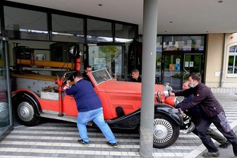 Reichenbach: Feuerwehr von 1931 zieht in die Horch-Fabrik - Um den Horch 500 Feuerwehrmannschaftswagen von 1931 in den Ausstellungspavillon der einstigen Horch-Fabrik und heutigen Awo-Zentrale in Reichenbach zu bugsieren, brauchte es Fingerspitzengefühl. Fotos: Franko Martin (3)