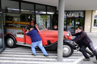 Reichenbach: Feuerwehr von 1931 zieht in die Horch-Fabrik - Um den Horch 500 Feuerwehrmannschaftswagen von 1931 in den Ausstellungspavillon der einstigen Horch-Fabrik und heutigen Awo-Zentrale in Reichenbach zu bugsieren, brauchte es Fingerspitzengefühl. 
