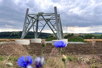 Reichenbach: Firma Netzweltfabrik baut neue 110-Kilovolt-Trasse - Einer der 64 Stahlgittermasten, die für die neue 110-Kilovolt-Hochspannungsleitung zwischen Rotschau und Oberplanitz errichtet werden. Betonfundament und Unterbau stehen.
