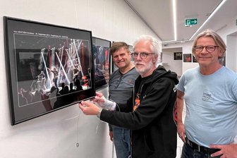 Reichenbach: Fotoschau taucht tief in den Rockzirkus ein - Uwe Winkler, Bodo Kubatzki und Holger Stöckel (von links) beim Aufbau der Fotoschau für das Artrock-Festival im Foyer des Neuberinhauses. Die Von Hertzen Brothers aus Finnland lichtete Bodo Kubatzki 2019 in den Niederlanden ab.