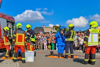 Reichenbach: Freiwillige Feuerwehr feiert groß - Gespannt verfolgten die Besucher die Gefahrgutübung.