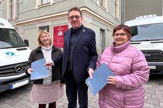 Reichenbach: Geld fließt für Sozialprojekte der Tafel und der Landeskirchlichen Gemeinschaft - Elke Göbel, OB Henry Ruß und Beate Werner bei der Übergabe der Förderbescheide.
