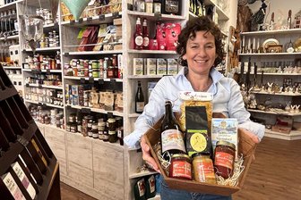 Reichenbach: Genießer-Mekka präsentiert Eigenmarke zum Jubiläum - Ines Wetzel präsentiert einen Korb mit Leckereien zum Geschäftsjubiläum: Chutney, Marmelade, Pastasoße, Nudeln und mehr.