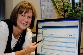 Reichenbach: "Gläsernes Rathaus" noch nicht Standard - Heike Stärz bestückt im Büro des Reichenbacher Oberbürgermeisters das Ratsinformationssystem mit den neusten Vorlagen und Protokollen. Jedermann hat Zugriff auf die Daten der öffentlichen Sitzungen.