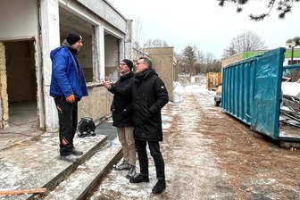 Reichenbach: Großvermieter lässt Schandfleck abreißen - Mit einem Mitarbeiter der Firma Dotzauer tauschen sich Marco Strobel, Technischer Vorstand, und Marco Luckner, Geschäftsführender Vorstand der WBG Reichenbach, (im Bild von links) zur laufenden Entkernung des einstigen Versorgungszentrums an der Julius-Mosen-Straße aus.