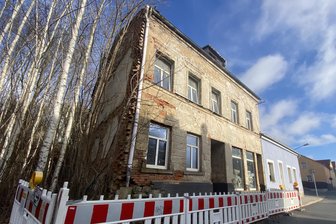 Reichenbach: Hakenkreuzschmierereien an marodem Haus unkenntlich gemacht - An die Haustür dieses Hauses in Reichenbach waren zwei Hakenkreuze gemalt worden.