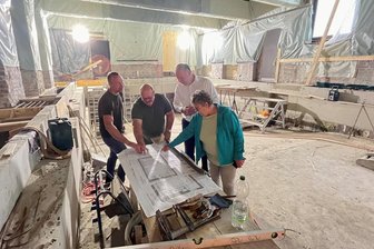 Reichenbach: Hallenbad-Sanierung dauert länger als geplant - Beratung auf der Baustelle des Hallenbades am Sitz der Stadtwerke Reichenbach. Von links: Stefan Günnel von der Bauconzept Planungsgesellschaft Lichtenstein, Jörg Antelmann und Lars Lange von den Stadtwerken Reichenbach sowie Pia Klötzer von SP Bau Lengenfeld.