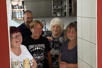 Reichenbach hat ein neues Imbiss-Angebot - in einer überraschenden Location - Freuen sich auf ein neues Imbiss-Angebot in Reichenbach: Sonja Wendtland, Marcus Schramm, Angela Bolle, Annemarie Schramm und Sabine Franke (von links).