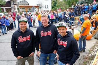 Reichenbach hat nun eine coole „Ortsmarke“ - genau wie zwei Nachbarstädte - Die Ortsvorsteher David Peters, Chris Schrepel und Ronald Haß (v. l.) mit der neuen Marke „Reichmisch“.