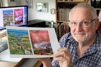 Reichenbach: Heimatkalender für 2024 geht bald in Druck - Wolfgang Viebahn mit dem Cover-Entwurf des Heimatkalenders 2024 für Reichenbach und Umgebung.