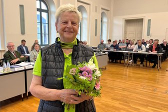 Reichenbach: Heimatverein Friesen im Stadtrat geehrt - Die Vorsitzende des Heimatvereins Friesen, Eleonore Kober, mit dem Blumenstrauß des Monats.