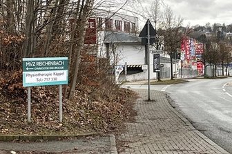 Reichenbach: Hinweisschilder für neue Physiotherapie abgerissen - So sollte der provisorische Hinweis auf die im ehemaligen Krankenhaus eröffnete Physiotherapie aussehen.