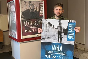 Reichenbach: Im August kehrt die Happening-Reihe zurück - Neuberinhaus-Chef Severin Zähringer mit den Plakaten für die ersten Konzerte der wiederbelebten Happening-Reihe.
