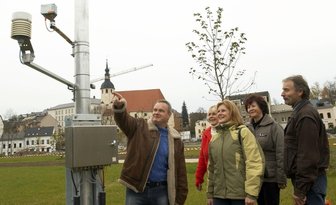 Reichenbach im "Kachelband" - 
              <p class="artikelinhalt">Frank Sterz (links) kennt sich mit Wetteranlagen gut aus. Er erklärte am Tag der offenen Baustelle am Freitag die Funktionsweise der neuen Anlage auf dem Gelände der Landesgartenschau. </p>
            