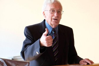 Reichenbach im Vogtland nimmt Abschied von Heinrich Werling: Ein Pionier der Seniorenarbeit in Sachsen - Heinrich Werling - hier 2016 bei einer der Vorträge im Vogtländischen Seniorenkolleg Reichenbach, dessen Vorsitzender er war.