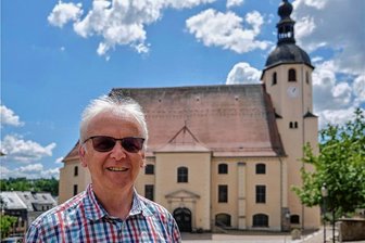 Reichenbach: In der Peter-Paul-Kirche endet eine Ära - Pfarrer Andreas Alders vor der Peter-Paul-Kirche in Reichenbach. Hier trat er 1992 seinen Dienst an. Hier wird er am Sonntag in den Ruhestand verabschiedet.