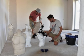 Reichenbach: Junge Künstler begeben sich auf die Spuren von Mattheuer - Im zweiten Obergeschoss sind Robby und Marcel Oertel (im Bild von links) alias Gebrüder Onkel dabei, in "Die ungehörte Mitte" mit Schaufensterpuppen die extremistischen Ränder der Gesellschaft darzustellen. 